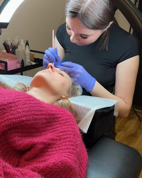 Brwi na 5+ - stylizacja brwi henną pudrową i farbką 1 dzień (możliwość dofinansowania)