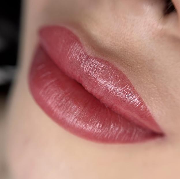 BASIC NATURAL LIPS