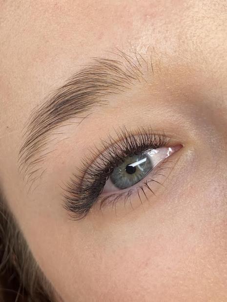 Stylizacja rzęs metodą lekkich objętości 1 dzień