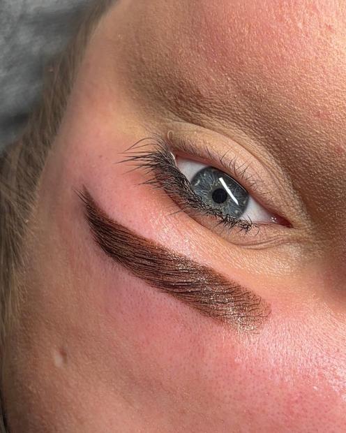 Brwi na 5+ - stylizacja brwi henną pudrową i farbką 1 dzień (możliwość dofinansowania)